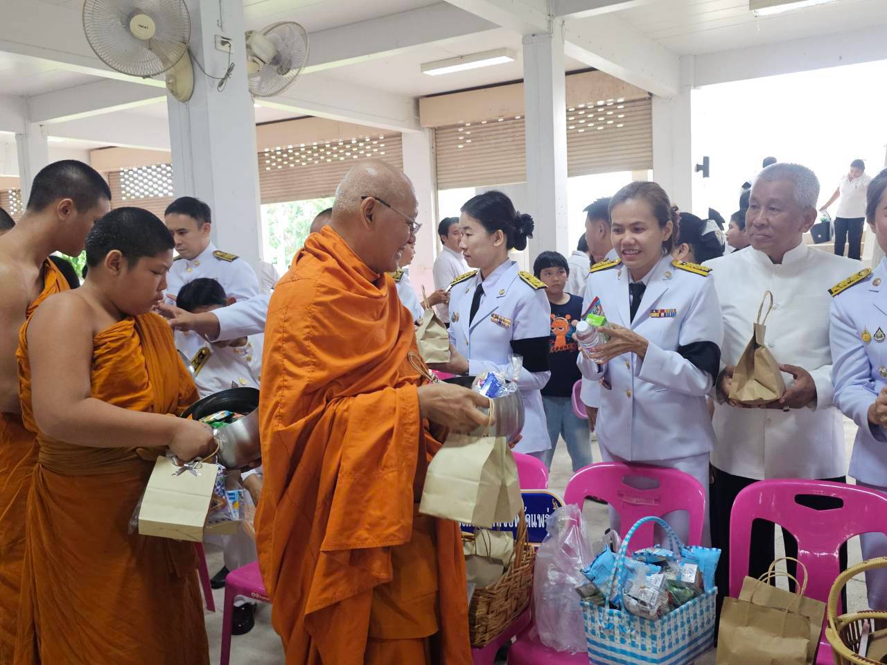 title - ส.ป.ก.แพร่ ร่วมพิธีทำบุญตักบาตรถวายพระราชกุศลและวางพวงมาลา  เนื่องในวันนวมินทรมหาราช 13 ตุลาคม 2569